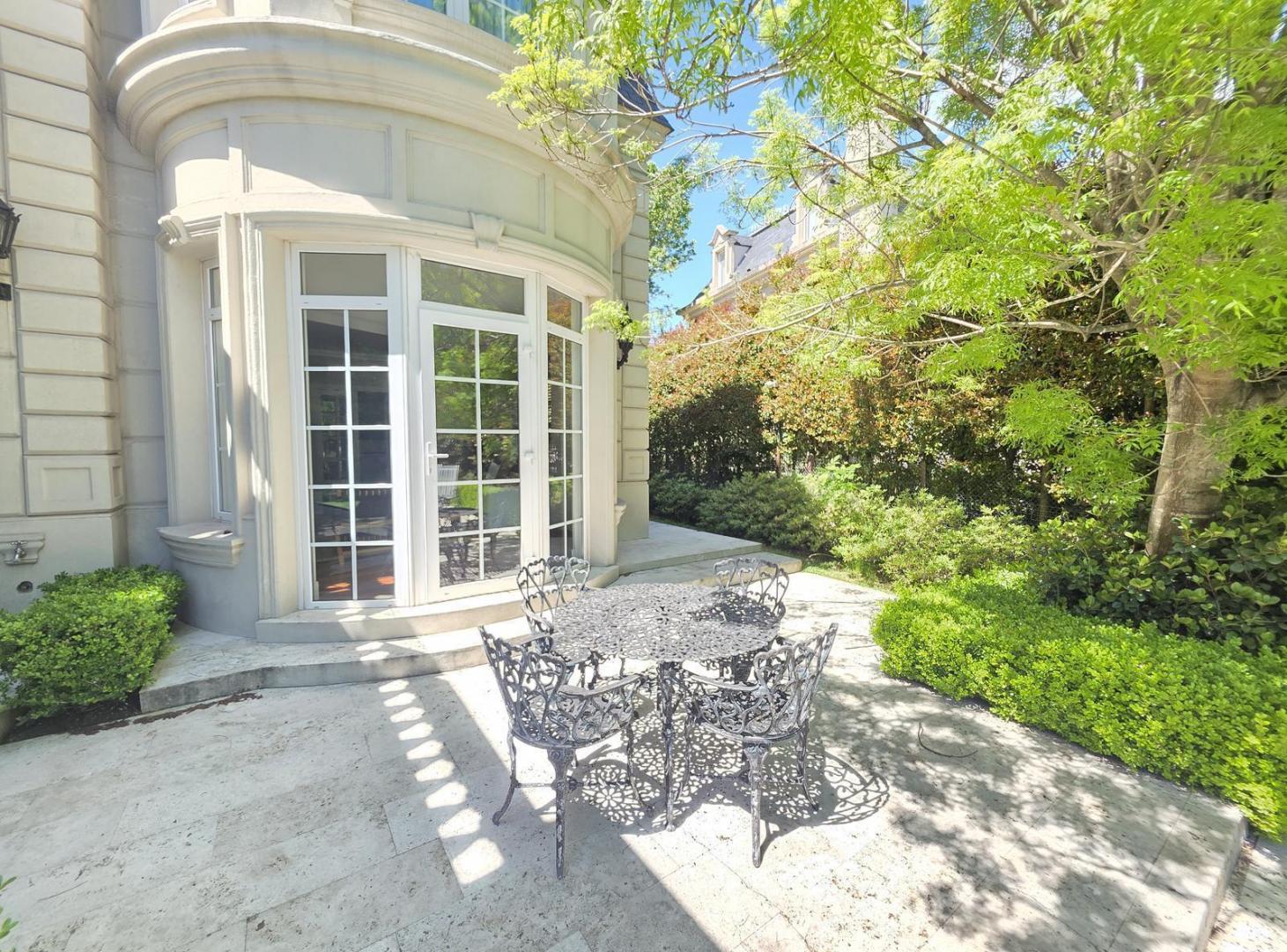 Foto de VENTA ESPECTACULAR CASA 4 DORMITORIOS EN SUITE CON PISCINA, JARDÍN, imagen 2