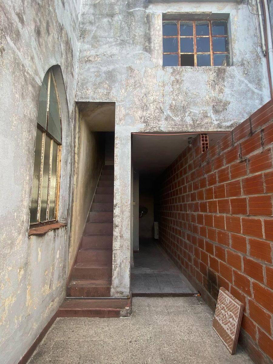 Salon (Sin Expensas) Al Frente Entrada Independiente con Vivienda 4