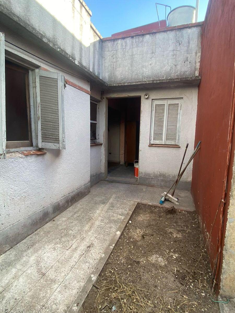 Salon (Sin Expensas) Al Frente Entrada Independiente con Vivienda 5