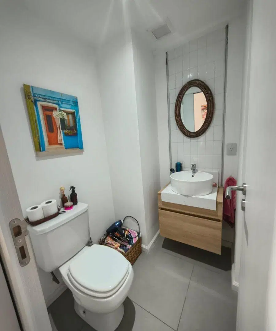 Impecable semipiso al frente con balcon aterrazado toillete y habitacion en suite con vestidor Apto 8