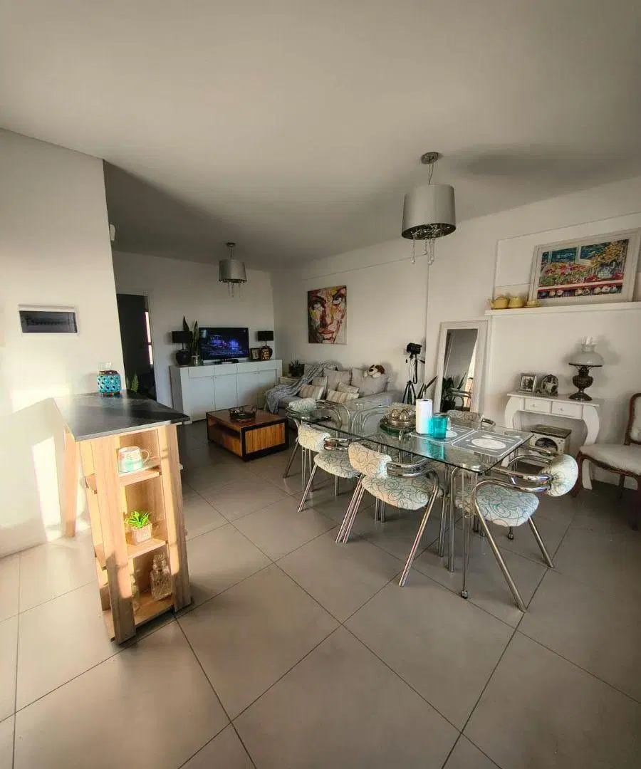 Impecable semipiso al frente con balcon aterrazado toillete y habitacion en suite con vestidor Apto 2