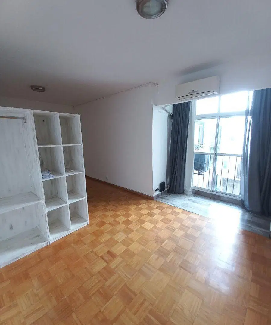 Hermoso departamento de 1 ambiente
divisible, 8vo piso, muy luminoso. 1