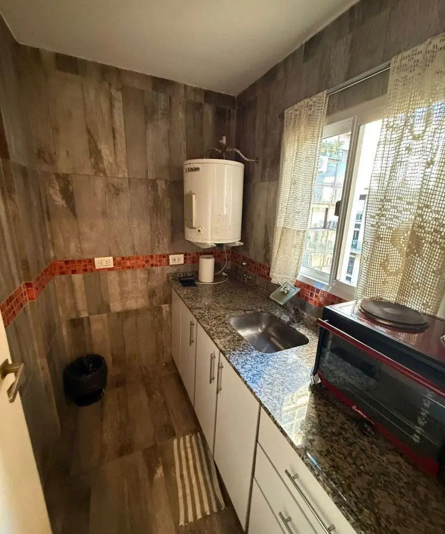 Hermoso departamento de 1 ambiente
divisible, 8vo piso, muy luminoso. 3