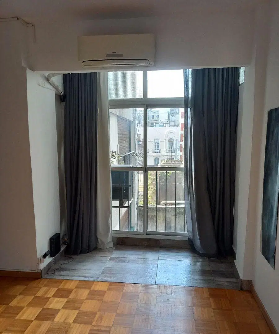Hermoso departamento de 1 ambiente
divisible, 8vo piso, muy luminoso. 5