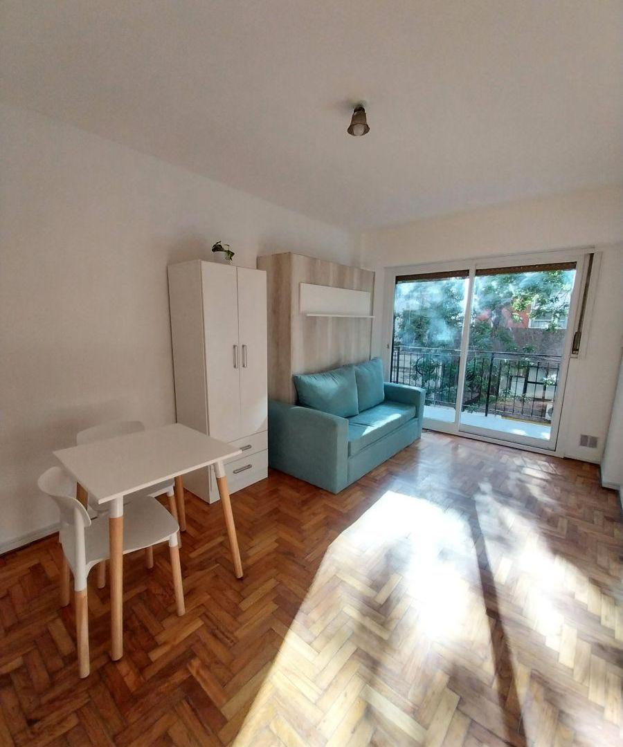 Luminoso monoambiente sin muebles con balcón