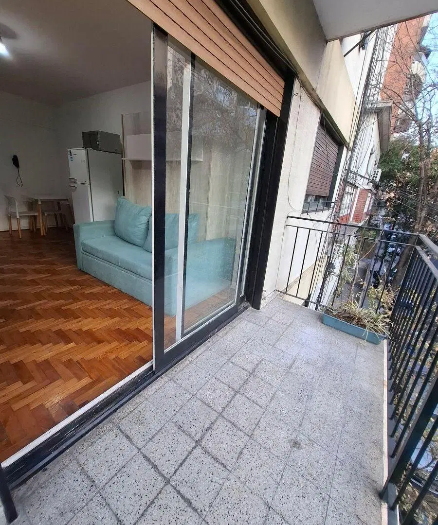 Luminoso monoambiente sin muebles con balcón 3