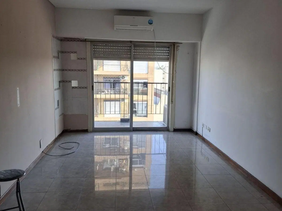 4 ambientes en alquiler, al frente con balcón 1