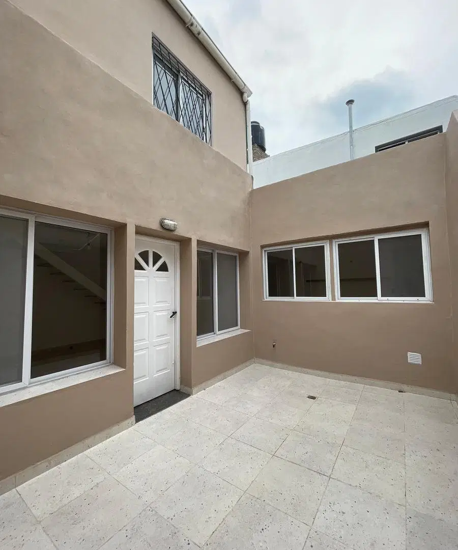 Casa reciclada en venta en Rosario – 1 dormitorio, patio y excelente luminosidad 2
