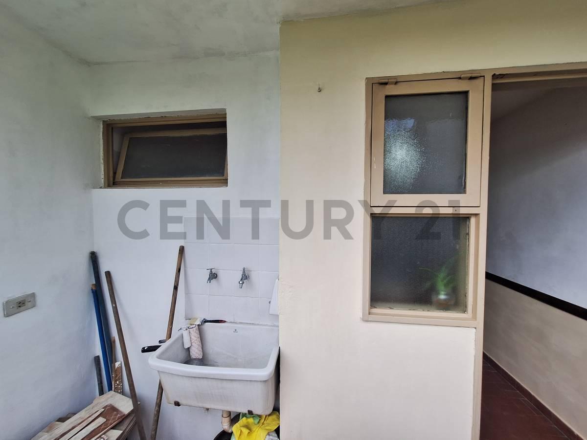 Venta Departamento 2 Ambiente en 2°piso con Cochera. 1