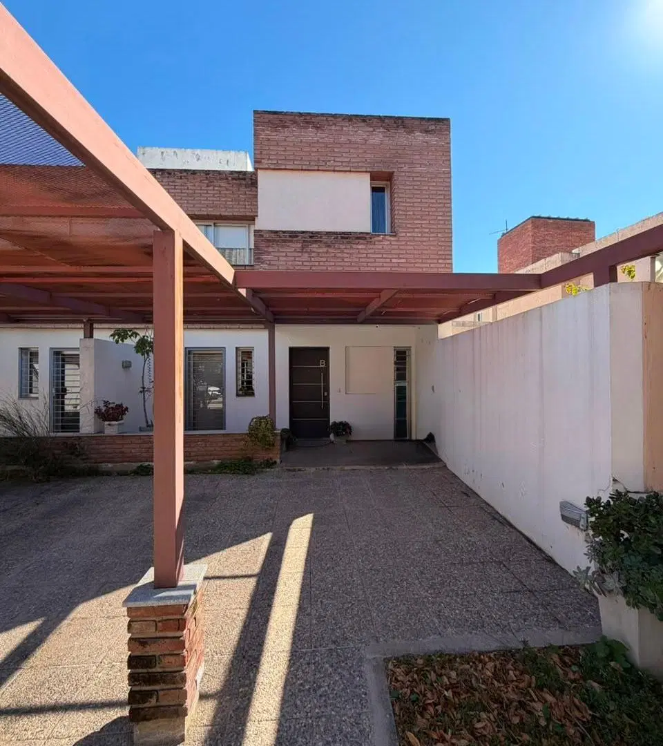 SE ALQUILA DUPLEX 3 DOR CON PATIO EN RIBERAS DE MANANTIALES 2