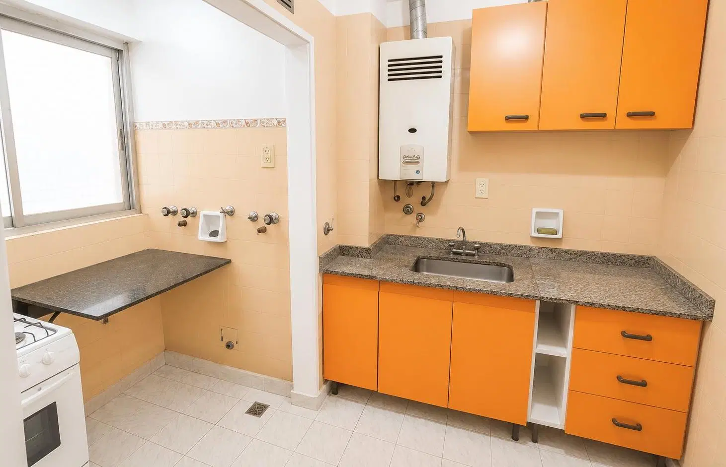 Departamento de 3 ambientes . Gran capacidad de guardado. 5