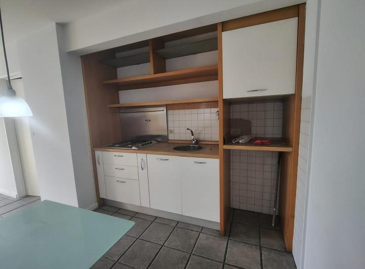 Monoambiente en 1er piso con balcón al frente. 3