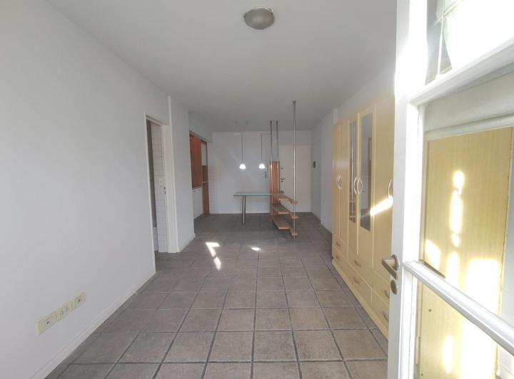 Monoambiente en 1er piso con balcón al frente. 1