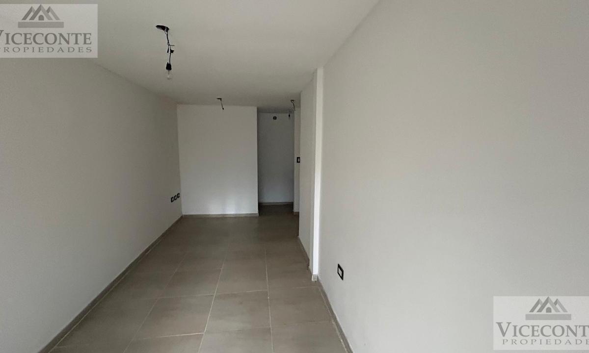 Local 23 m2, Calle 4, La Plata, provincia de Buenos Aires.
