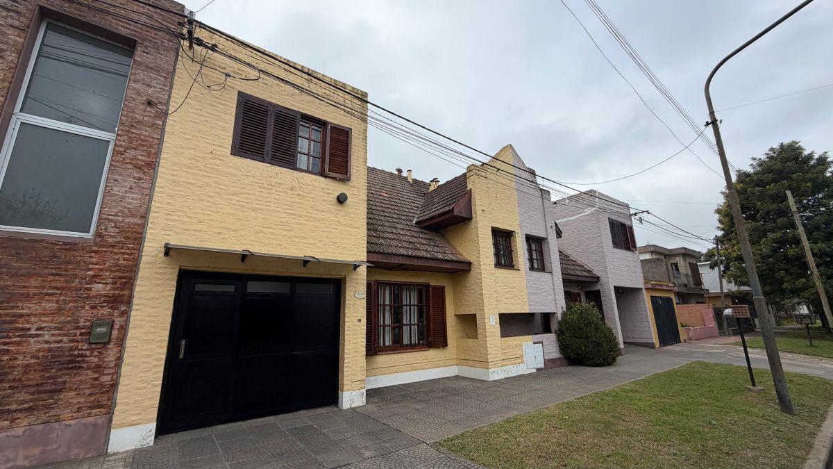 Foto de Casa de 3 Dormitorios en zona céntrica, Coronel Brandsen, Buenos Aires., imagen 2