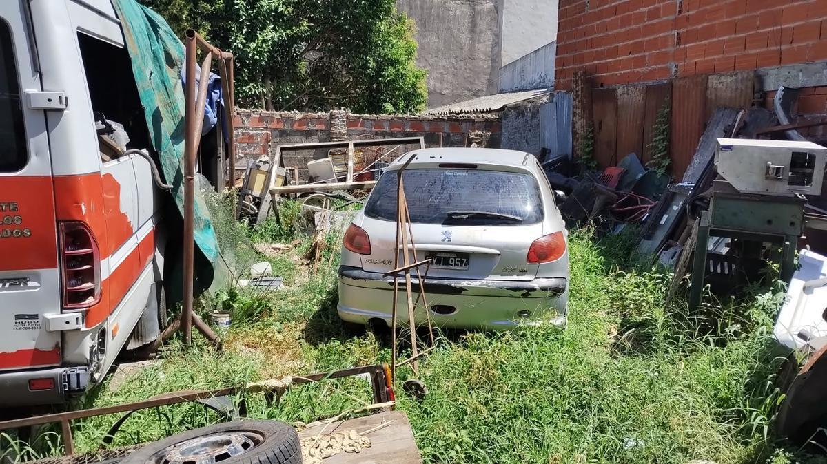 San Fernando, Venta en Bloque Sobre Lote Propio de 8,66x27,60 2 Depto. 2 Amb. y Galpon 2