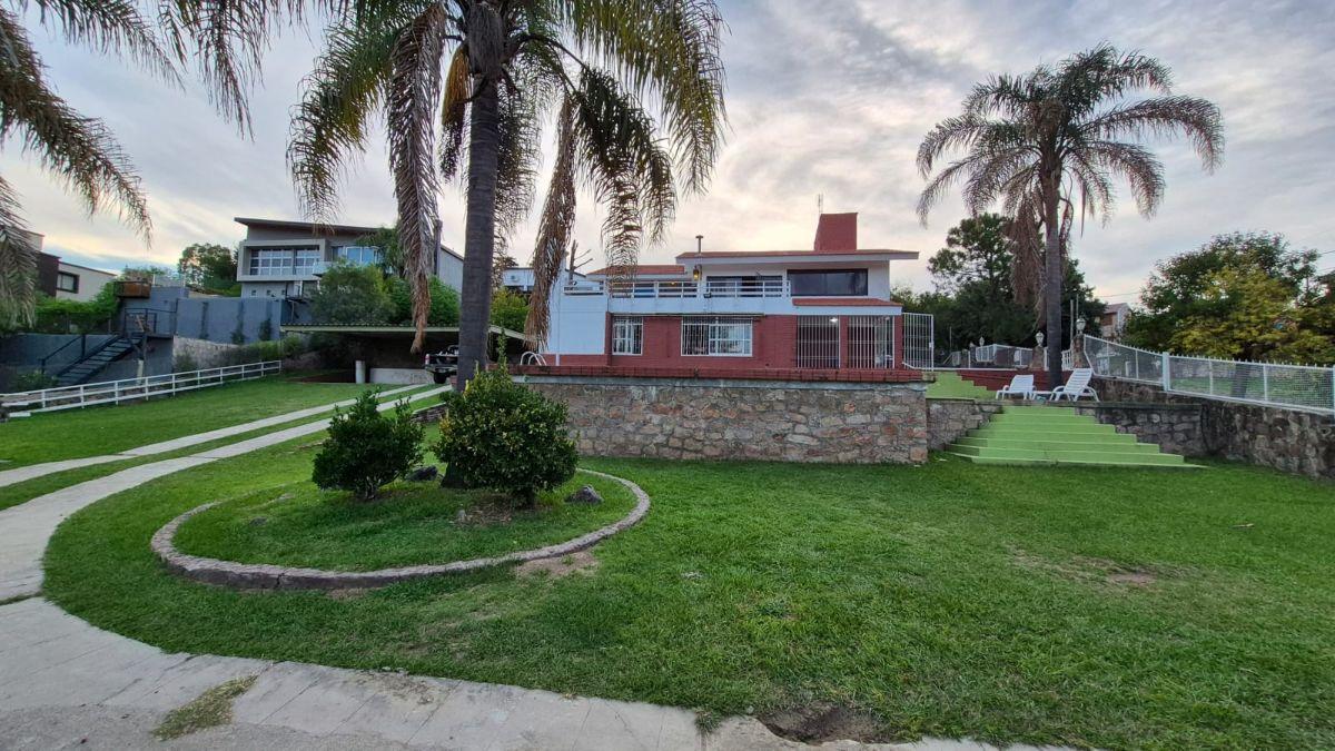 Casa con 5 dormitorios en lote de 1500 m² en venta en Villa Carlos Paz
