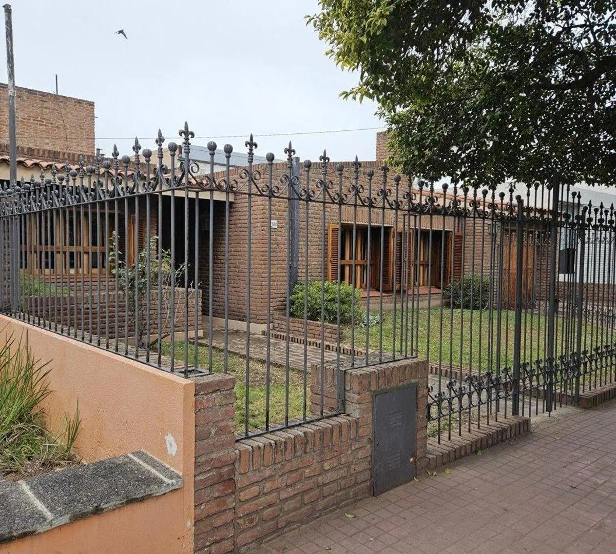 Casa en Alquiler Exclusivamente Comercial – Cerro de las Rosas 2