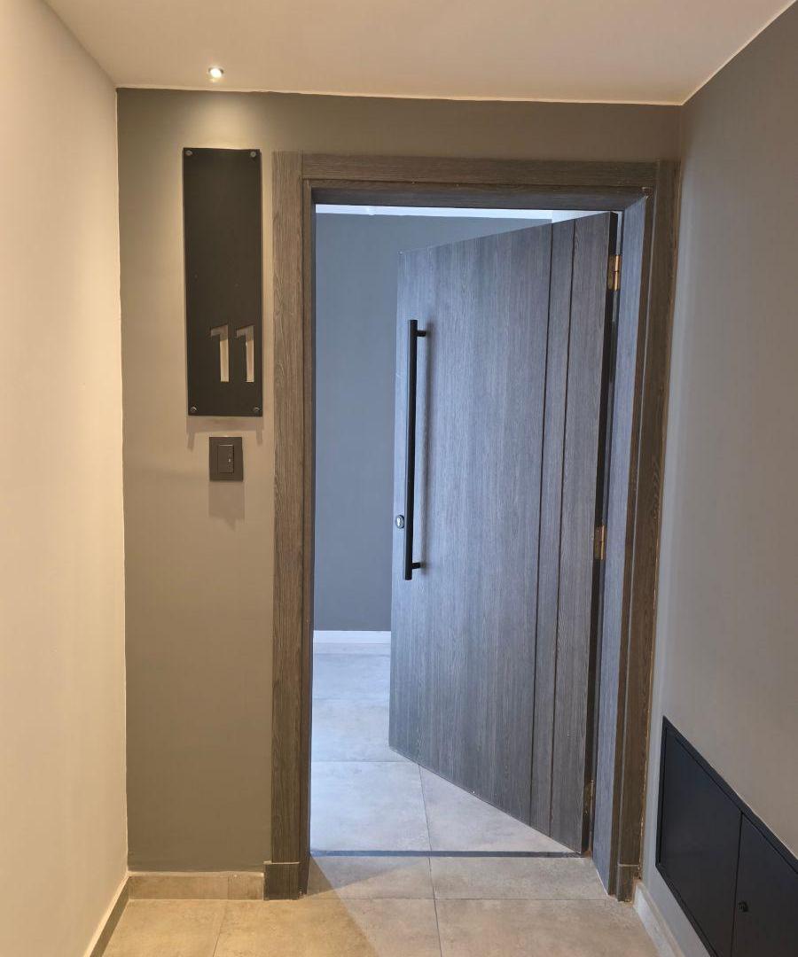 Foto de Departamento premium de 3 dormitorios con cochera y vista al lago, imagen 2