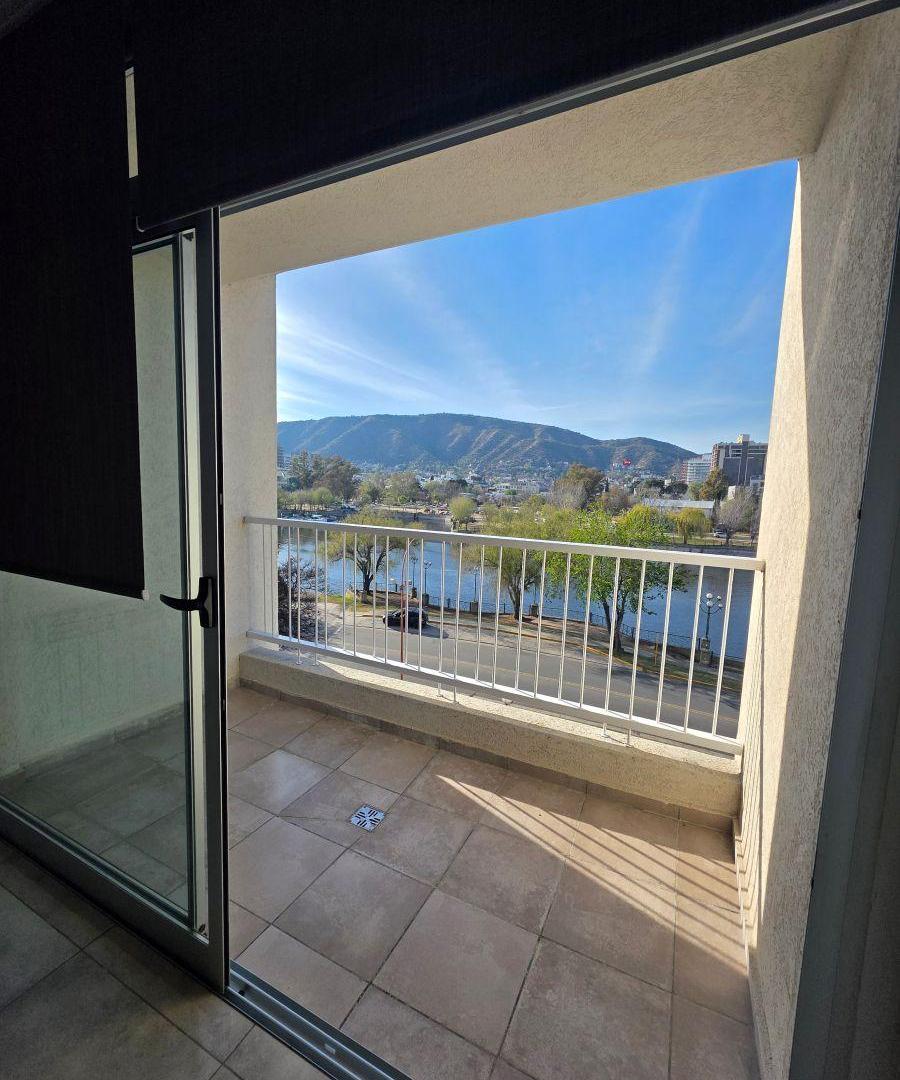 Foto de Departamento premium de 3 dormitorios con cochera y vista al lago, imagen 3