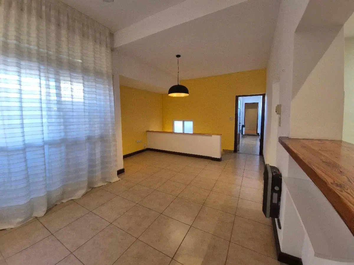 CASA PASILLO RECICLADA. Terraza de uso exclusivo. Quincho (Sin Expensas)COCHERA 2