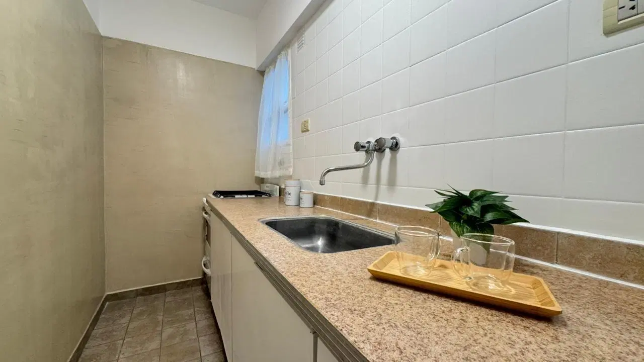 2 AMBIENTES RECICLADOS CON BALCÓN A LA CALLE - GUEMES 4