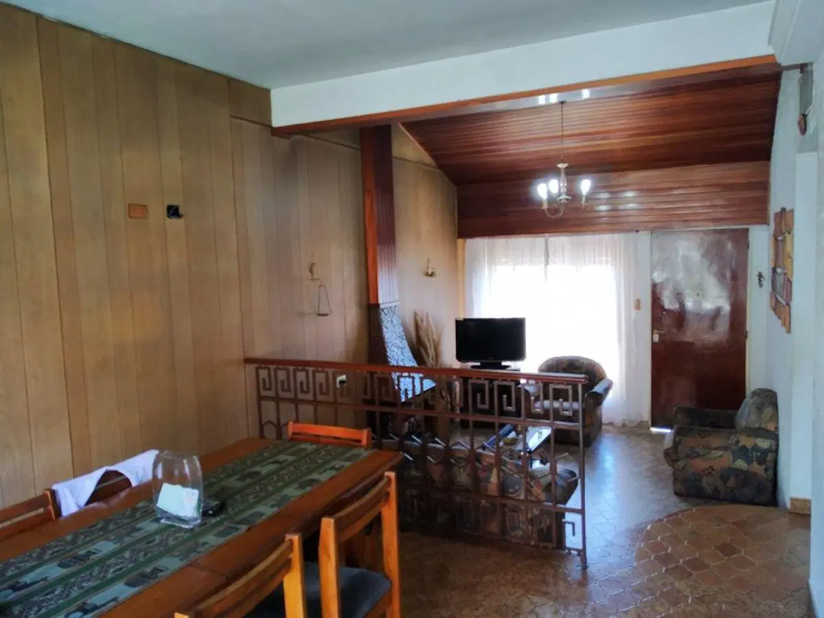 EXCELENTE CASA CON DPTO EN MUY BUENA UBICACIÓN!! 3