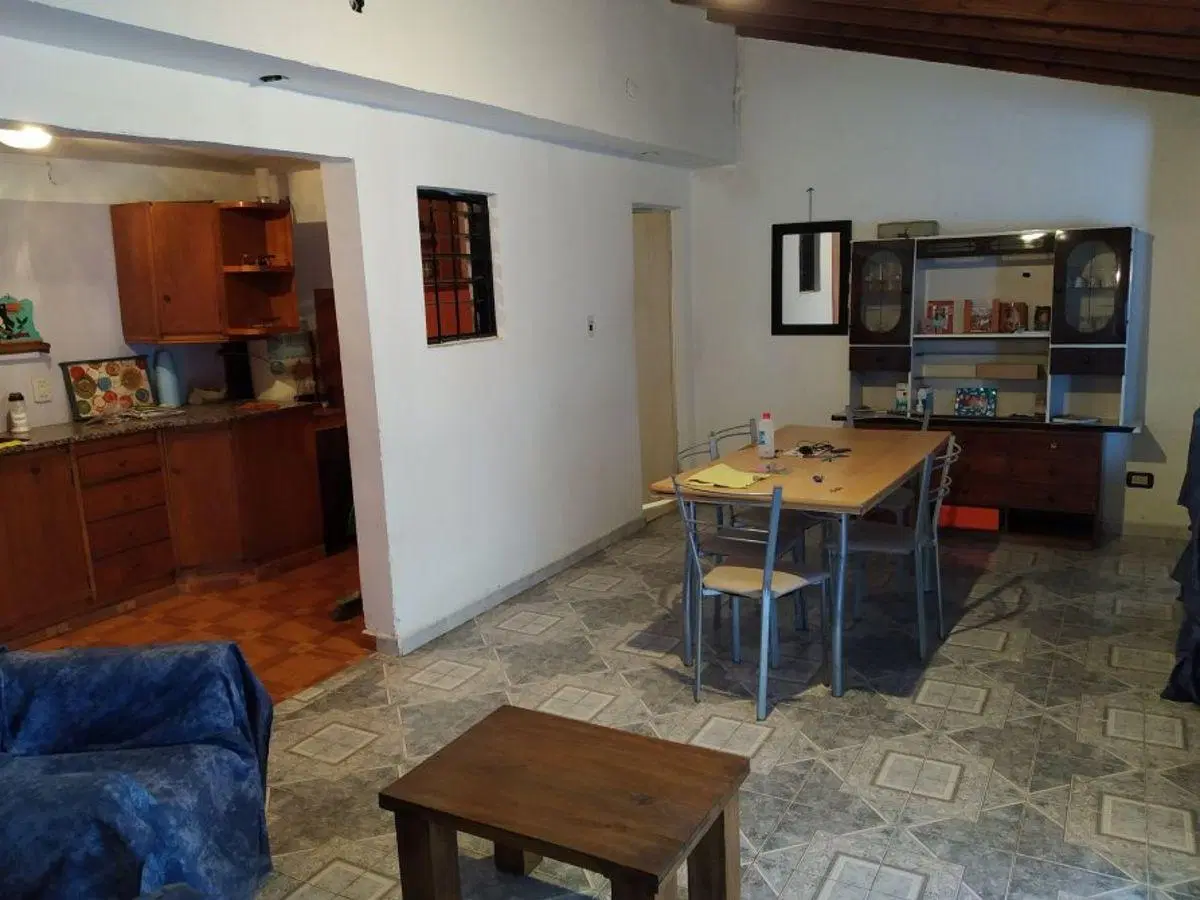 EXCELENTE CASA CON DPTO EN MUY BUENA UBICACIÓN!! 4