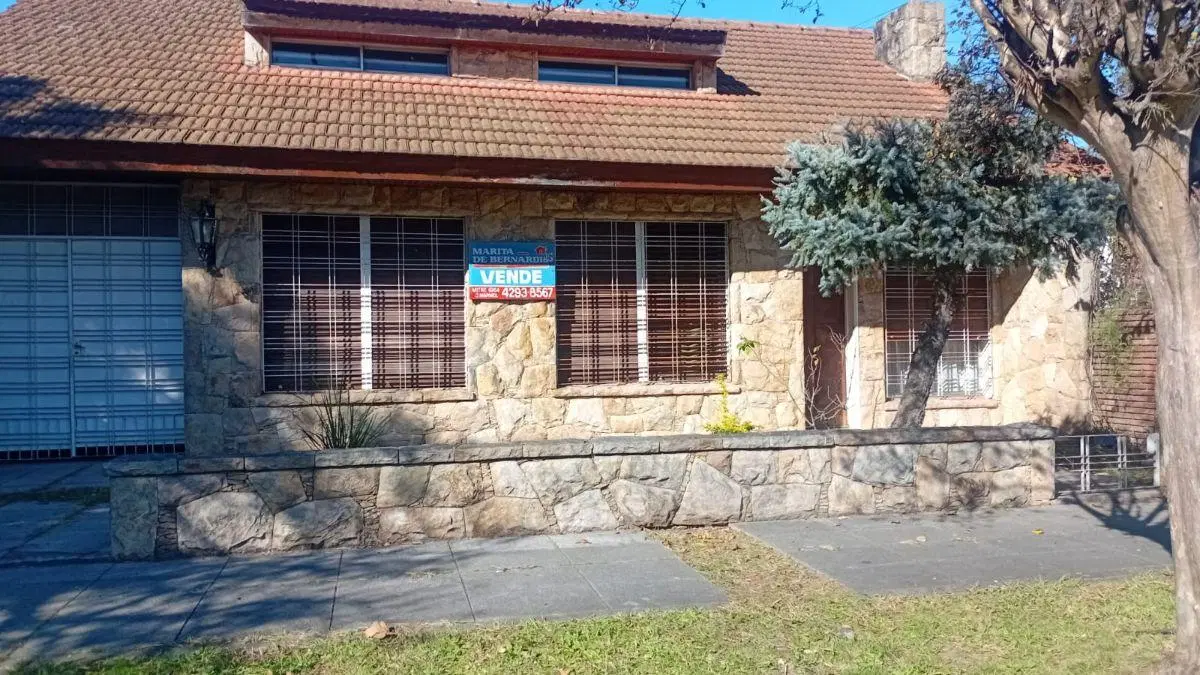 EXCELENTE CASA CON DPTO EN MUY BUENA UBICACIÓN!! 1