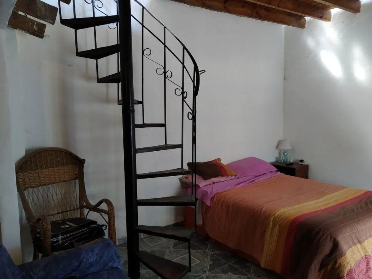 EXCELENTE CASA CON DPTO EN MUY BUENA UBICACIÓN!! 8