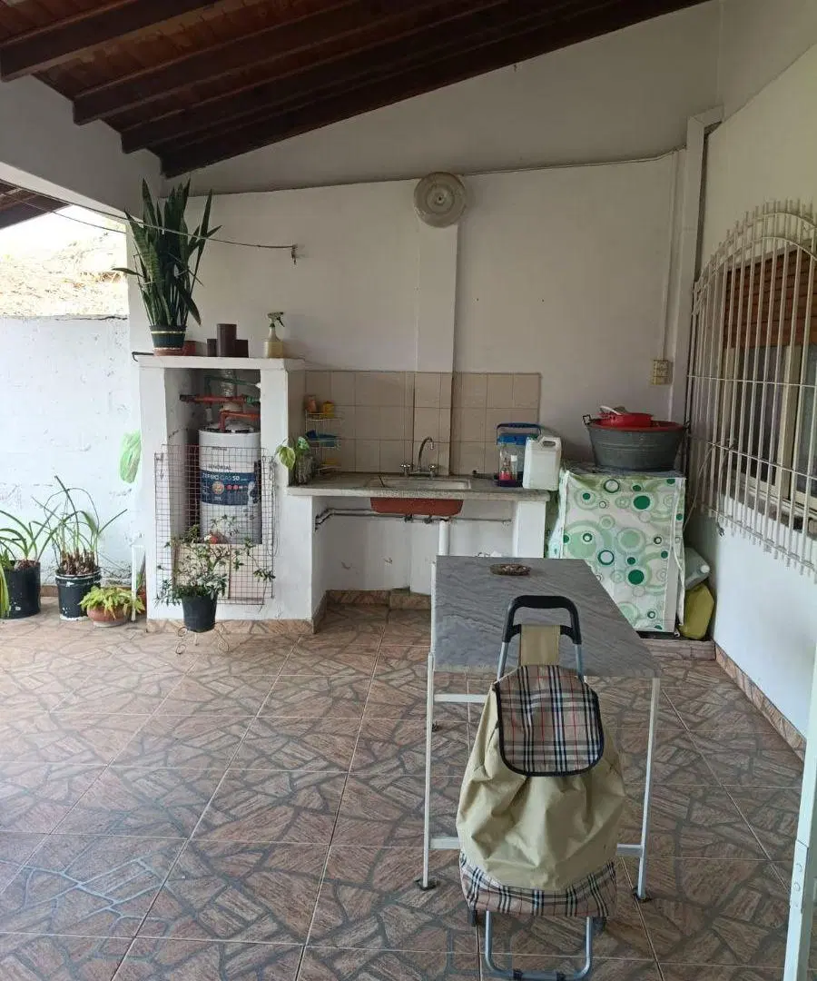 CASA CON AMPLIO TERRENO, APTA CREDITO 8