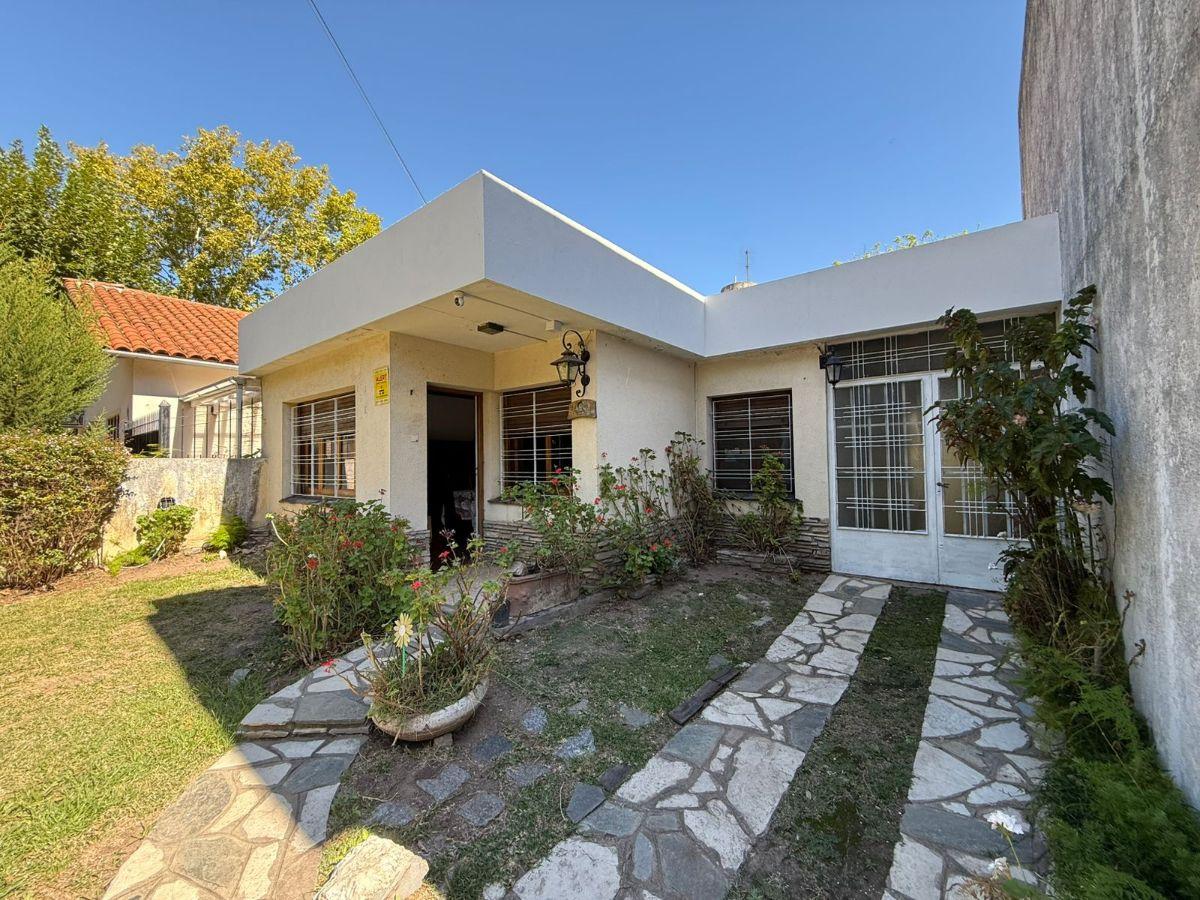 CASA AMERICANA EN EXCELENTE UBICACIÓN CON FONDO - APTA CRÉDITO