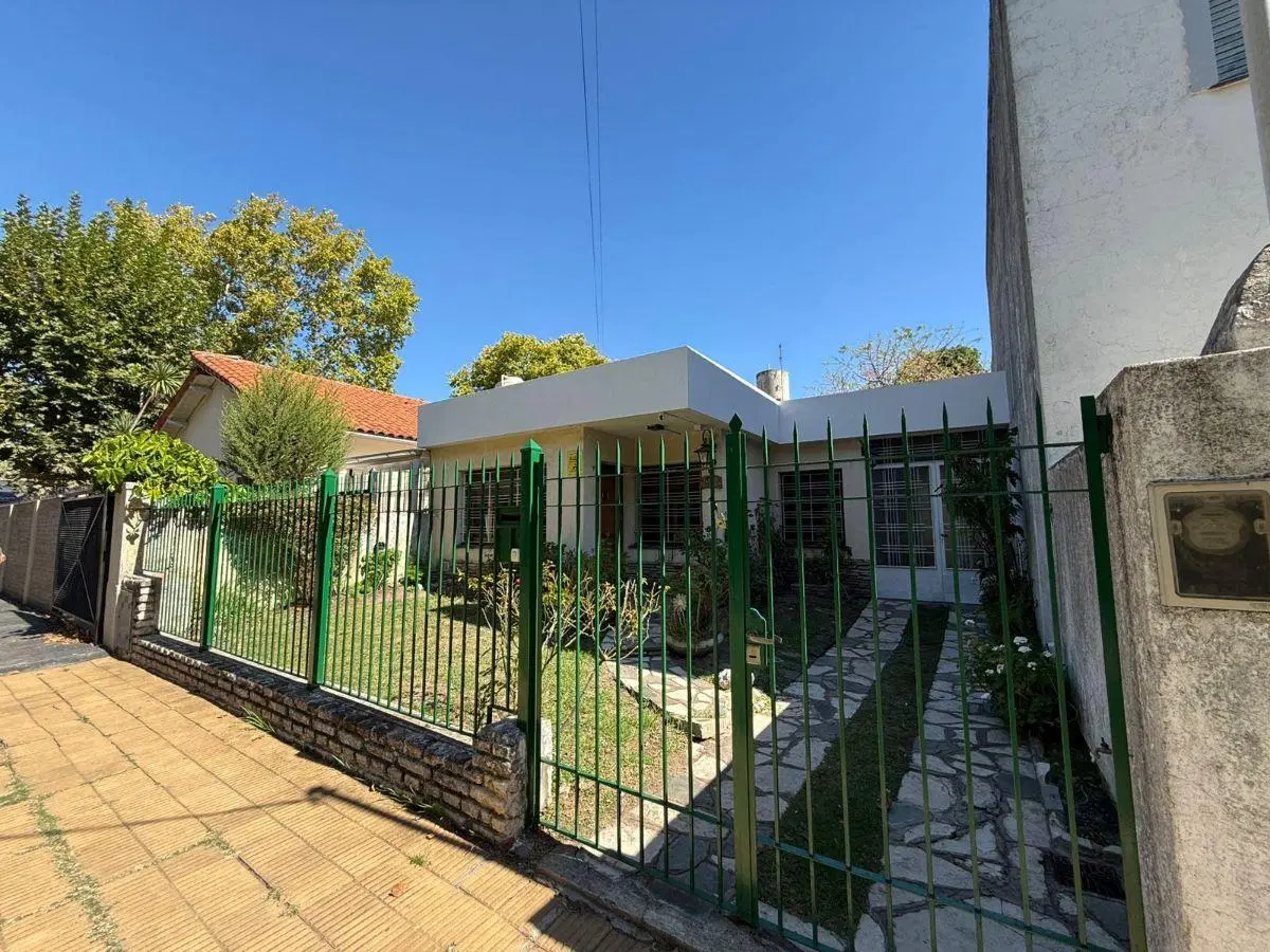 CASA AMERICANA EN EXCELENTE UBICACIÓN CON FONDO - APTA CRÉDITO 4
