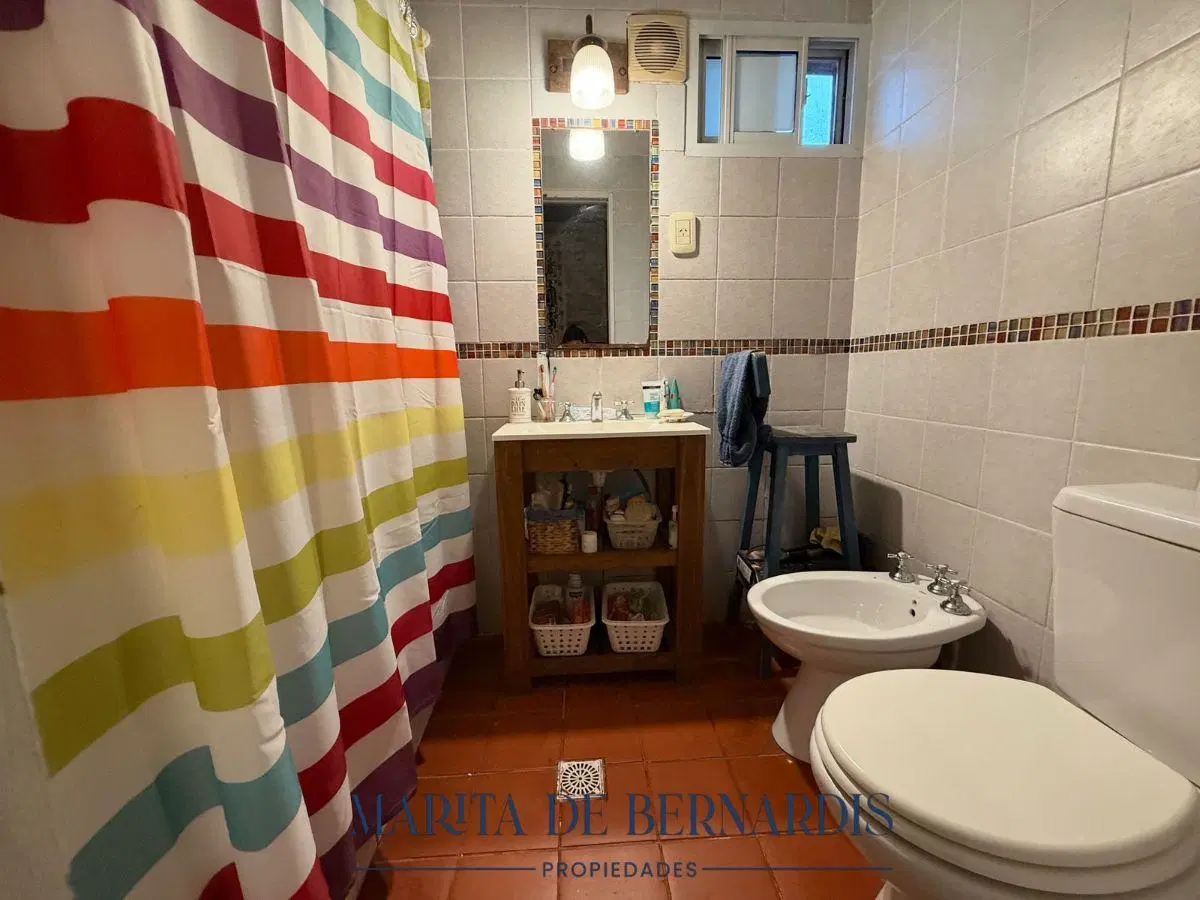 MPLIA CASA. EXCELENTE UBICACIÓN. CON JARDIN Y PILETA 4