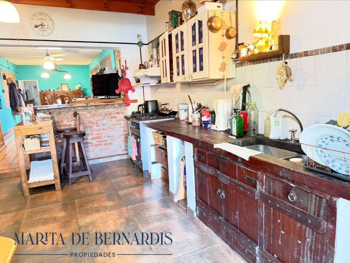 MPLIA CASA. EXCELENTE UBICACIÓN. CON JARDIN Y PILETA 3