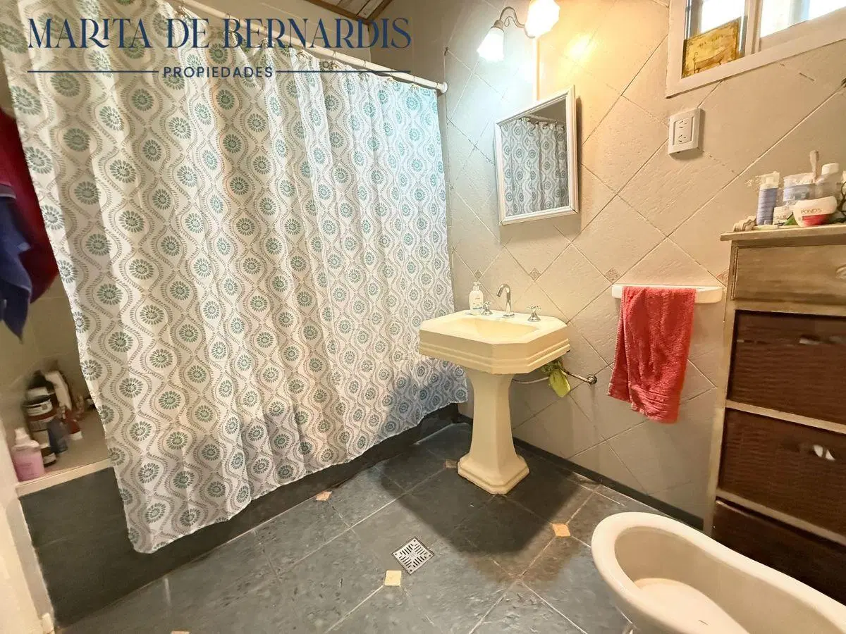 MPLIA CASA. EXCELENTE UBICACIÓN. CON JARDIN Y PILETA 5