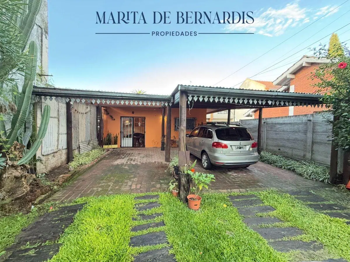 MPLIA CASA. EXCELENTE UBICACIÓN. CON JARDIN Y PILETA 2