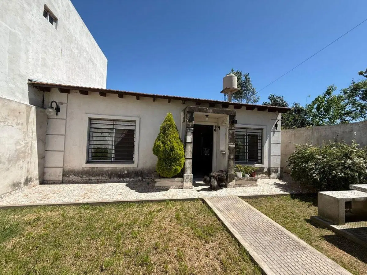 Casa de 263 m2 con 2 dormitorios en venta en Burzaco 4