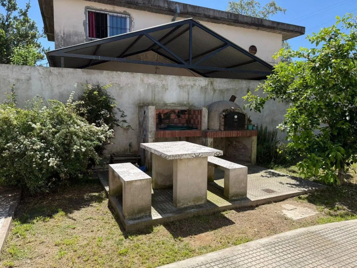Casa de 263 m2 con 2 dormitorios en venta en Burzaco 2