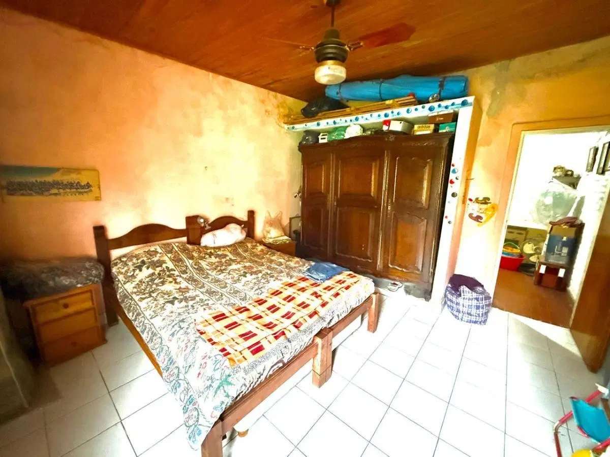 CASA CON AMPLIO PARQUE 1