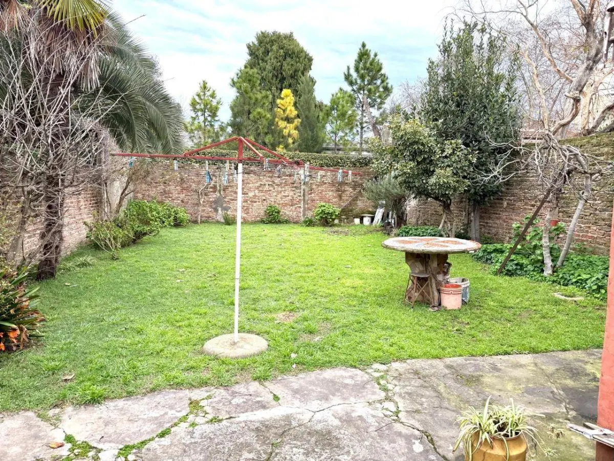 CASA CON AMPLIO PARQUE 5
