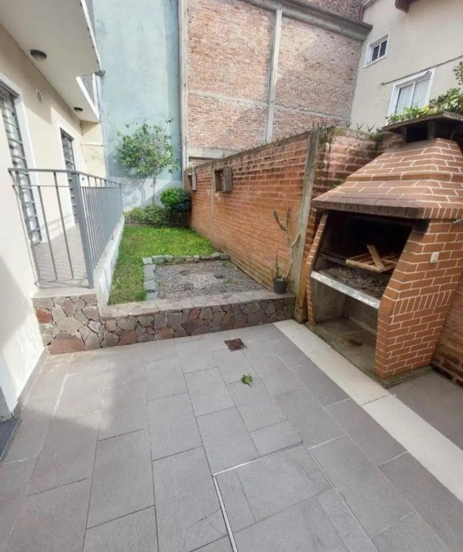 EXCELENTE DUPLEX CON JARDIN. 2