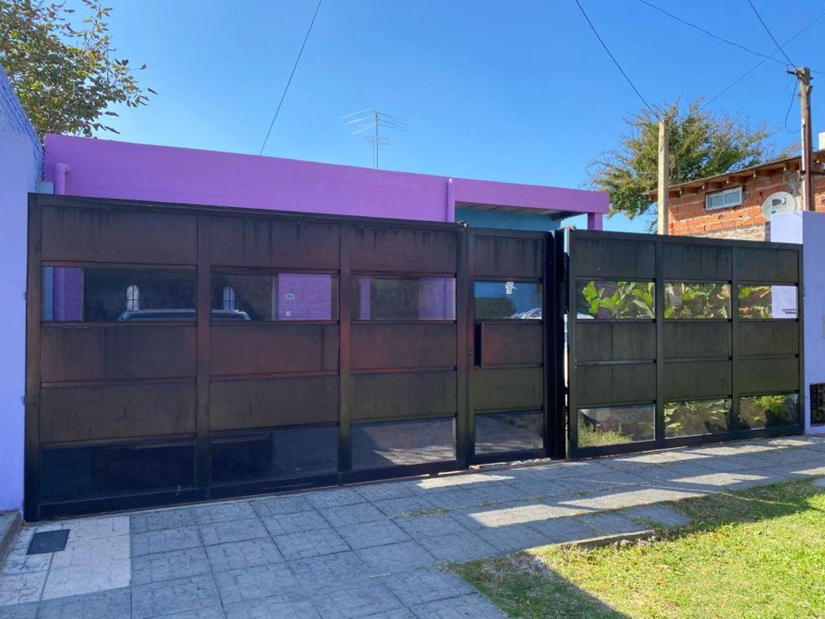 CASA CON AMPLIO PARQUE