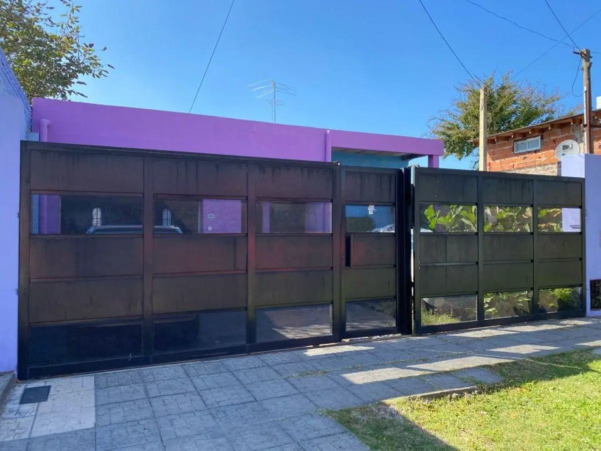 CASA CON AMPLIO PARQUE 4