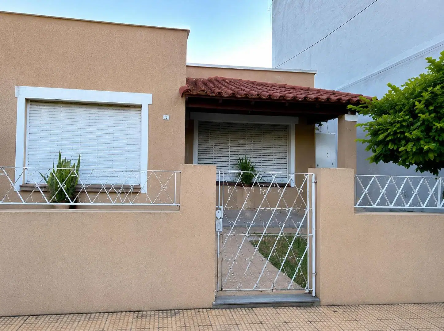 CASA EN IMPECABLE ESTADO A MTS. DE AMENEDO - A MTS. TRANSPORTE 2