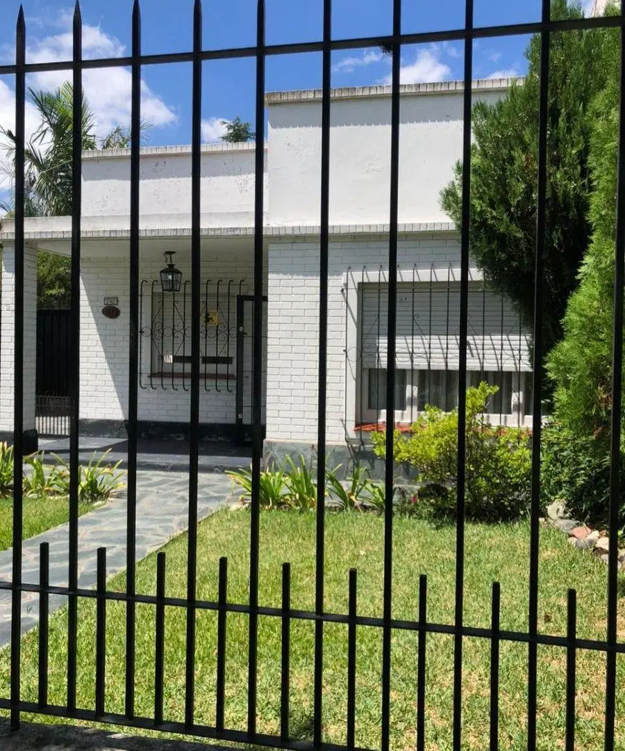 CASA DESARROLLADA EN AMPLIO LOTE CON QUINCHO Y PILETA 2