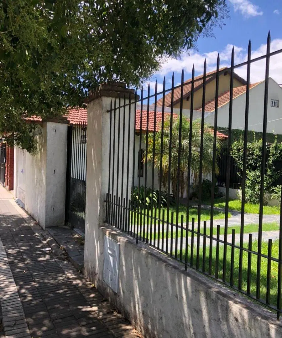 CASA DESARROLLADA EN AMPLIO LOTE CON QUINCHO Y PILETA 3