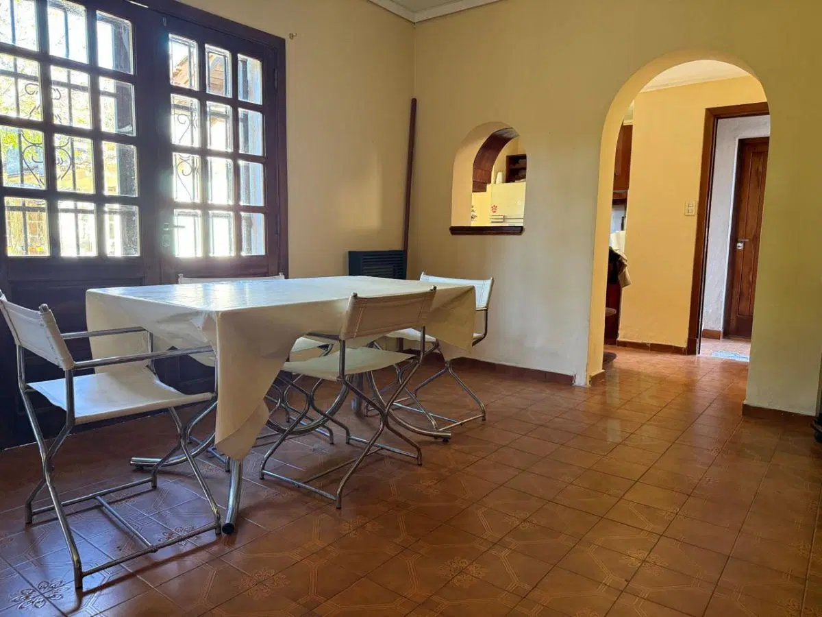 EXCELENTE CHALET DESAROLLADO SOBRE DOS LOTES. APTO COMERCIAL 2