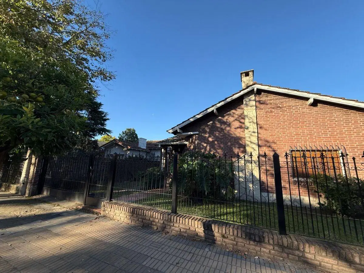 EXCELENTE CHALET DESAROLLADO SOBRE DOS LOTES. APTO COMERCIAL 8