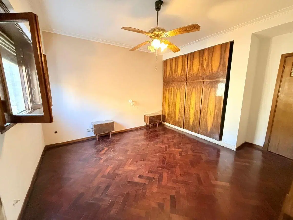 EXCELENTE CHALET DESAROLLADO SOBRE DOS LOTES. APTO COMERCIAL 5